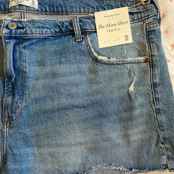 NWT- Abercrombie and Fitch- High Rise Mom Short - Size 36/22 - Picture 15 of 15